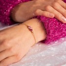 Pan Jewelry - GLAM Armbånd i forgylt sølv med rosa stener thumbnail