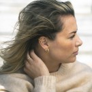 Gulldia - Øreringer i forgylt sølv med struktur by Nora Mørk thumbnail