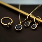 Pan Jewelry - Øreringer i forgylt sølv med zirkonia og sort sten thumbnail