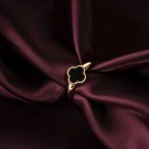 Pan Jewelry - Kløver Ring i forgylt sølv med sort sten thumbnail