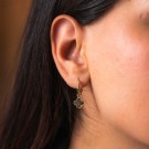 Pan Jewelry - Kløver Øredobber i forgylt sølv med grå perlemor thumbnail