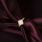 Pan Jewelry - Kløver Ring i forgylt sølv med perlemor thumbnail
