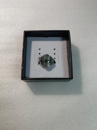 Ring m/ grøne steinar