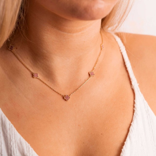 Pan Jewelry - Kløver halskjede i forgylt sølv med rosa stein